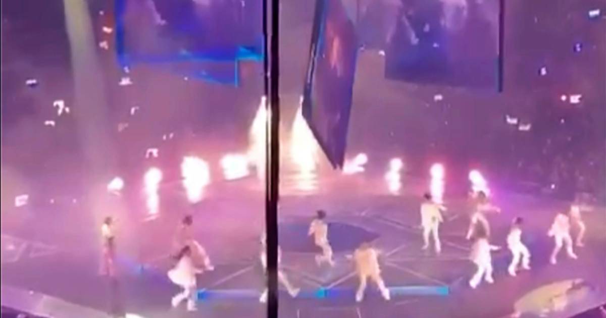 Megabeeldscherm valt op dansers tijdens popconcert in Hongkong
