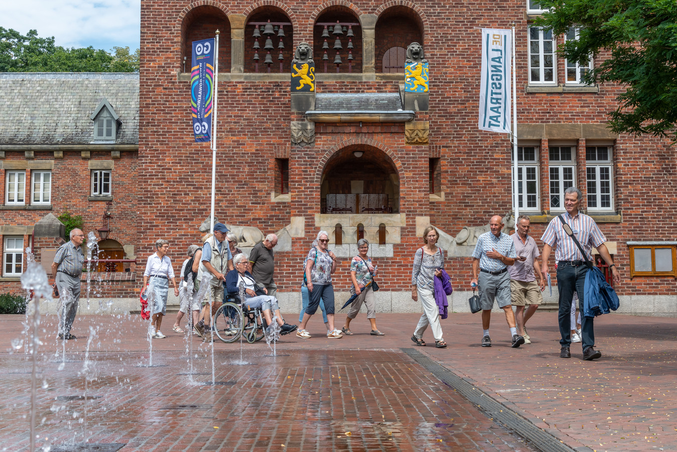 Hoe komt Waalwijk aan zijn raadhuis?