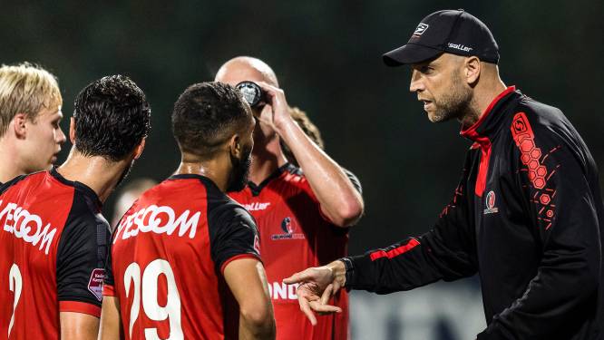 Voor even heeft de assistent van Helmond Sport geen contact met de staf van Almere City  