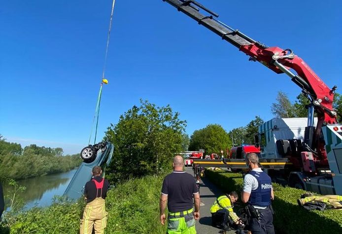 Een takeldienst werd opgeroepen om de auto uit het kanaal Gent-Brugge te trekken, nadat duikers van de brandweer het voertuig hadden aangetroffen.