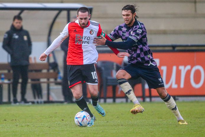 Go Ahead Eagles-middenvelder Willum Willumsson (rechts) had het lastig tegen Feyenoord-aanvoerder Orkun Kökcü.