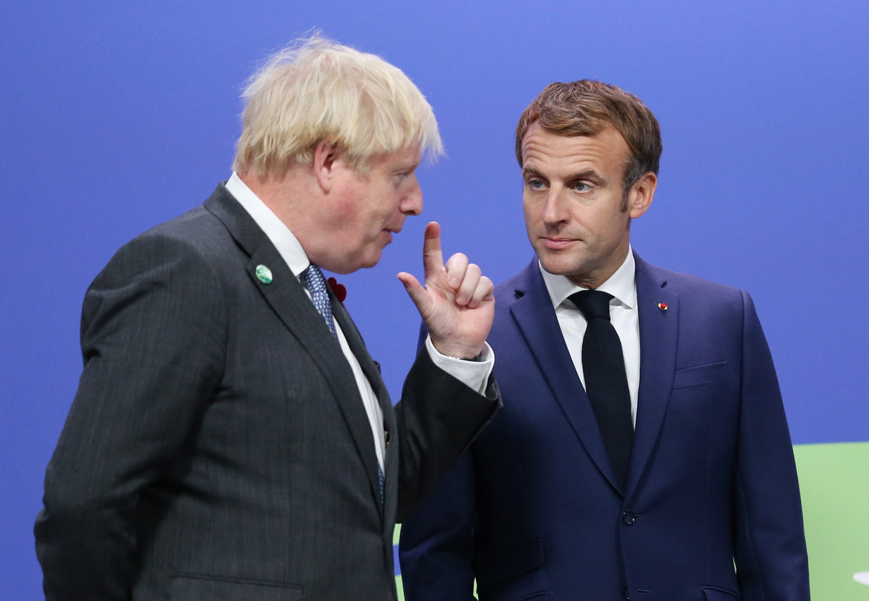 Boris Johnson (l) begroet Emmanuel Macron tijdens de klimaattop in Glasgow.  