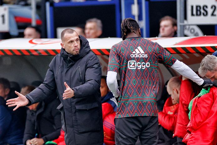 John Heitinga spreekt Calvin Bassey toe.