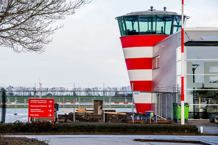 De verkeerstoren van Lelystad Airport. Het vliegveld zou vanaf 1 april 2019 een deel van de (vakantie)vluchten van Schiphol moeten overnemen, zodat die luchthaven verder kan groeien. Beeld ANP