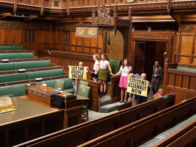 Klimaatactivisten lijmen zich vast in Britse Lagerhuis