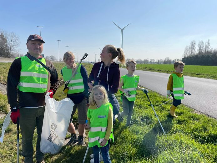 De zwerfvuilactie bracht heel wat vrijwilligers op de been.