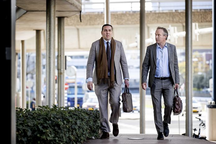 Algemeen directeur Mohammed Hamdi en financieel directeur Jachin Wildemans (r.) van ADO Den Haag arriveren bij de rechtbank voor aanvang van het kort geding dat de club aanspant tegen grootaandeelhouder United Vansen. De eredivisieclub doet dat vanwege niet nagekomen betalingsafspraken.