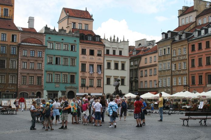Een plein in Warschau. De burgemeester van de stad wilde de mars van extreemrechts verbieden, maar daar stak de rechter een stokje voor.