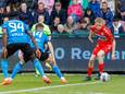 Dion De Neve probeert Bjorn Meijer en Abakar Sylla te grazen te nemen.