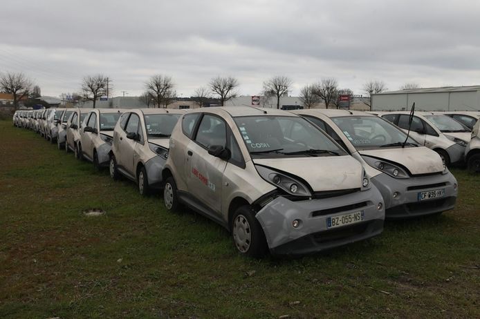 Sinds 2018 staan op dit veld honderden elektrische auto's weg te roesten.