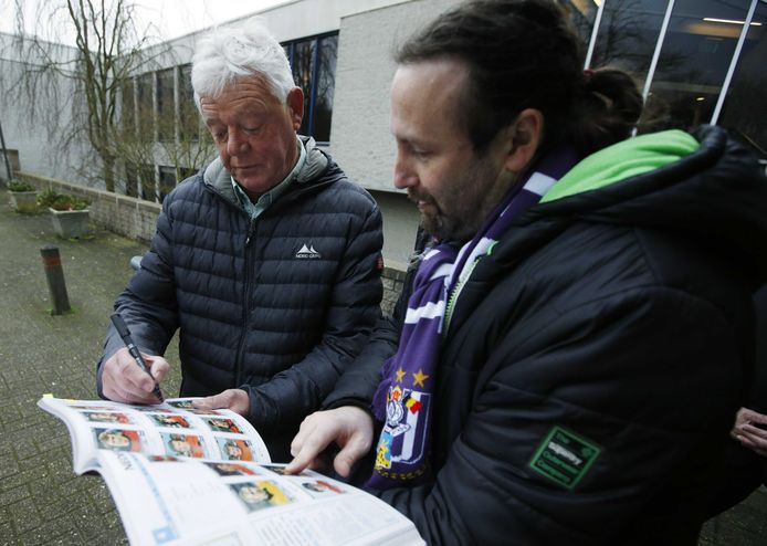 Johhny Rep geeft zijn handtekening aan een Anderlecht-fan.