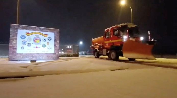 Een sneeuwschuiver is onderweg om de automobilisten in veiligheid te brengen. (19/01/24)