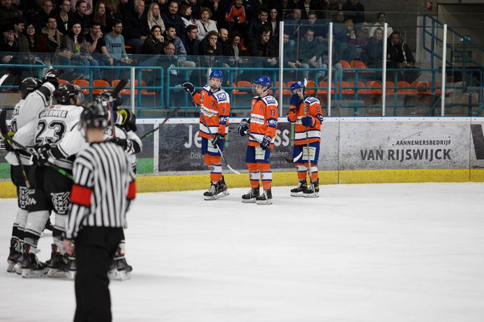 Teleurstelling bij de Kemphanen na een doelpunt van de Amsterdam Tigers.