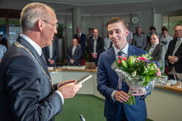 Tom de Nooijer (SGP) wordt benoemd tot raadslid.