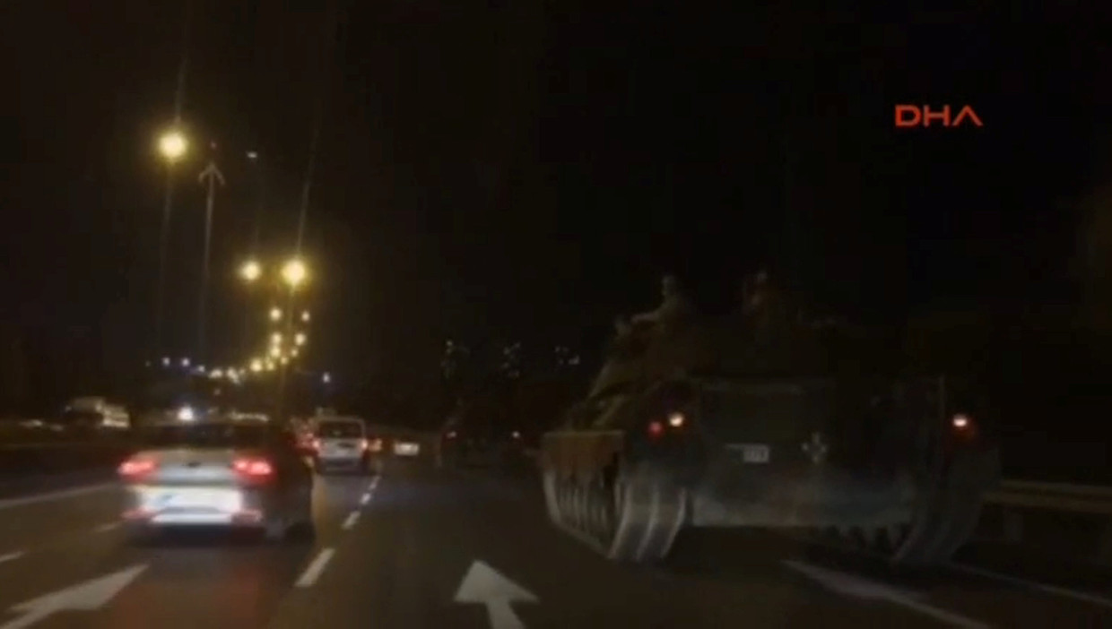 Tanks over de weg nadat het leger de macht heeft gegrepen in Turkije. Beeld REUTERS