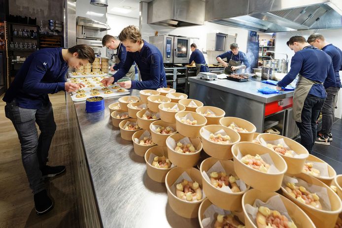 Drukte in de keuken bij Mász in Schijndel, met links eigenaar Thomas Vugts.
