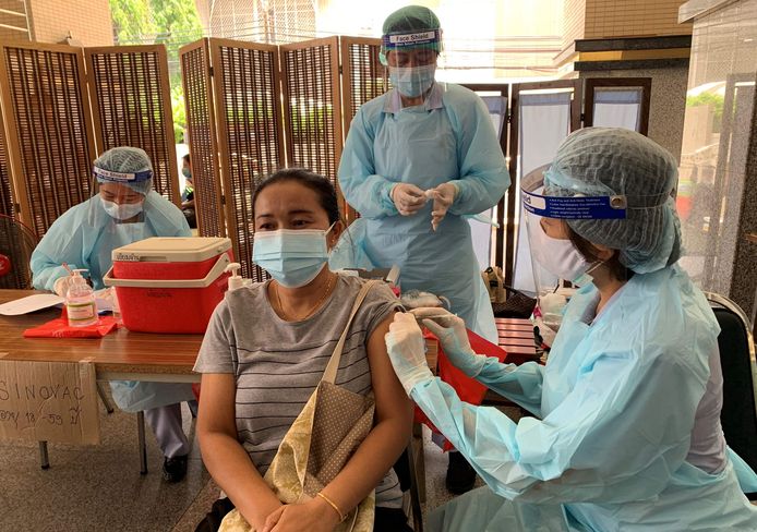 Een vrouw wordt gevaccineerd in Bangkok, Thailand.
