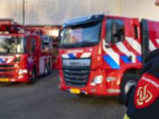 Auto brandt uit tegen boom in Hilversum