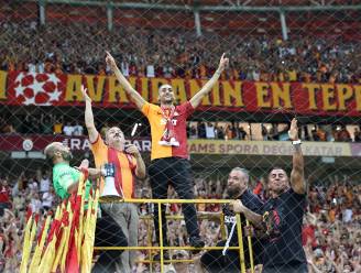 Galatasaray presenteert Hakim Ziyech tussen de fans in vol stadion na zege op Trabzonspor