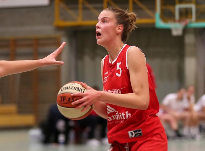 Nastja Claessens speelt ook volgend seizoen voor Basket Waregem.