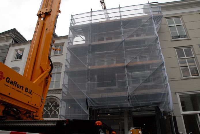 De hijskraan heeft een 'spanwijdte' van 44 meter, wat ruimschoots voldoende is om de klus te klaren