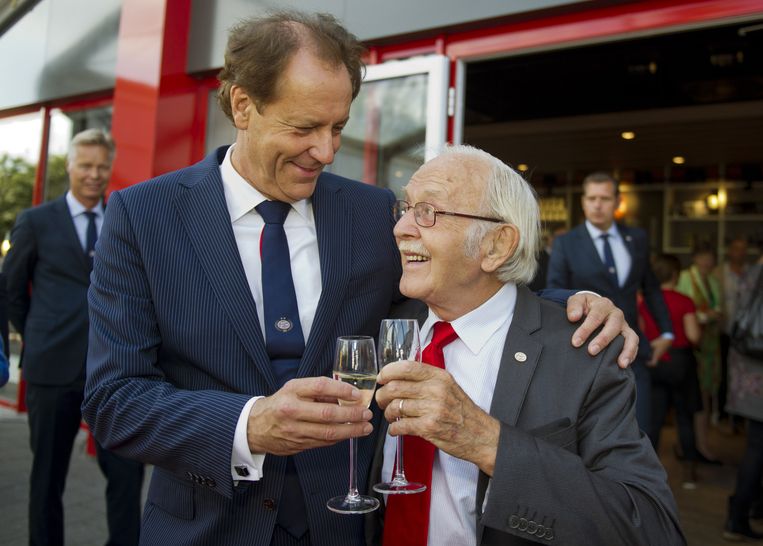 Van Gijzel (links) proost met de inmiddels overleden oud-speler van PSV Fons van Wissen, tijdens de viering van het 100-jarig bestaan van PSV in 2013. Beeld anp