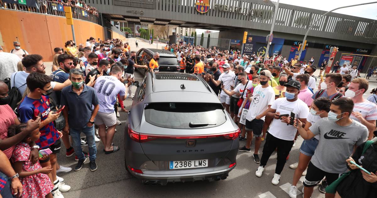 KIJK LIVE. Lionel Messi in tranen bij persconferentie over ...