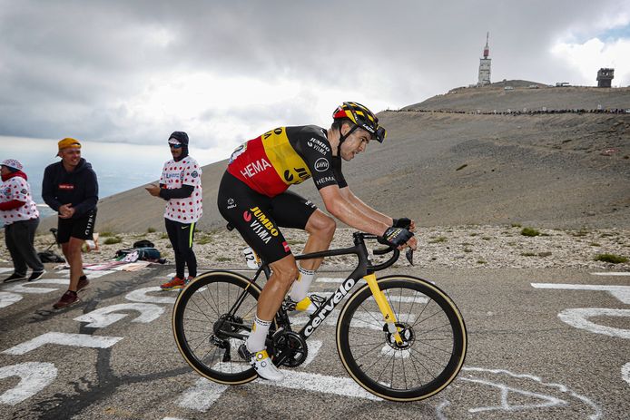 Wout van Aert op de Mont Ventoux, die op woensdag 7 juli zelfs twee keer bedwongen moest worden. De Belg van Jumbo-Visma toonde aan ook een geweldige klimmer te zijn en kwam 1 minuut en 14 seconden voor Bauke Mollema en Kenny Elissonde over de finish.