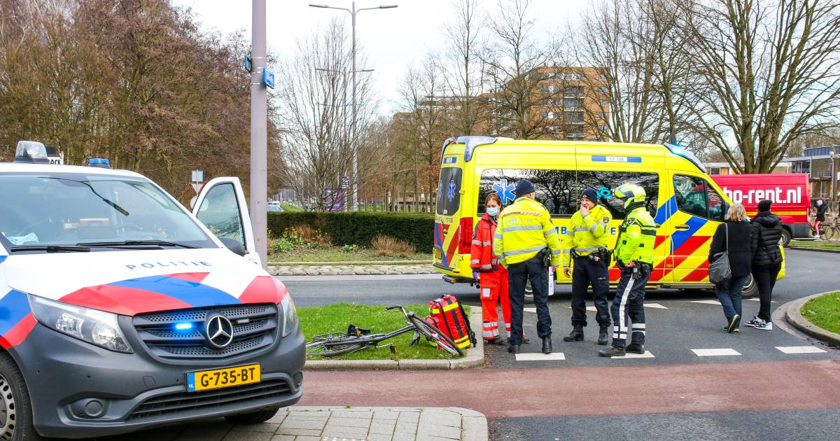 Fietser raakt zwaargewond na aanrijding op rotonde in Rotterdam .