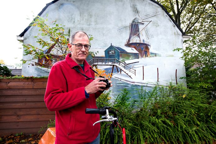 Fotograaf Joost van Waert voor de muurschildering Molen Kranenburg aan de Kozakkenweg van kunstenaar Jos Peeters.