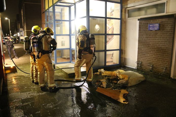 De brandweer haalde een volledig verbrand matras uit de woning.