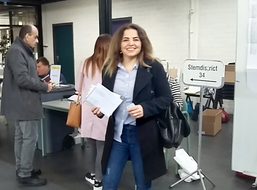 Onbekende Kapster Selda Stoot Nieuwe Democraten Icoon Schijvenaars Door Een Stem Van De Troon In Roosendaal Foto Bndestem Nl