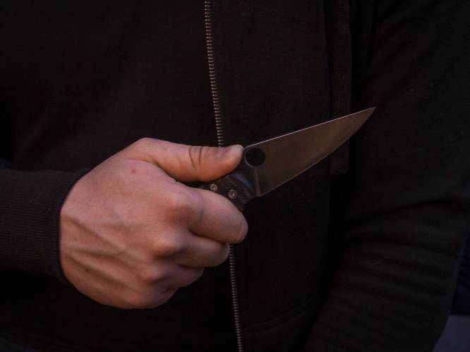 Wie stak 25-jarige bewoner Floraliastraat in de nek? Bloedsporen wijzen op tweede verdachte