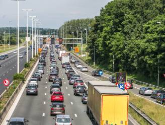 Afrit Wetteren versperd door defecte vrachtwagen op E40 richting Brussel