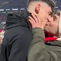 Duitse scheidsrechter twee keer aangevallen na huwelijksaanzoek in stadion, politie onderzoekt link met homohaat