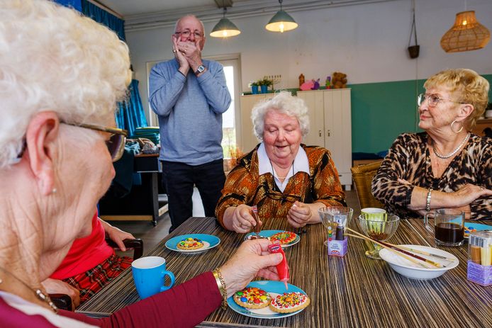 De cupcakes staan in de oven, de koekjes worden versierd en Theo Kooijman verzorgt met zijn mondharmonica 
de muziek. Op de foto: vlnr  Hinke Kostman (81, Wilnis), Theo Kooijman (80, Vinkeveen), Didy Kostman (78, Mijdrecht - schoonzus van Hinke), Gerda van Duren (81, Wilnis).