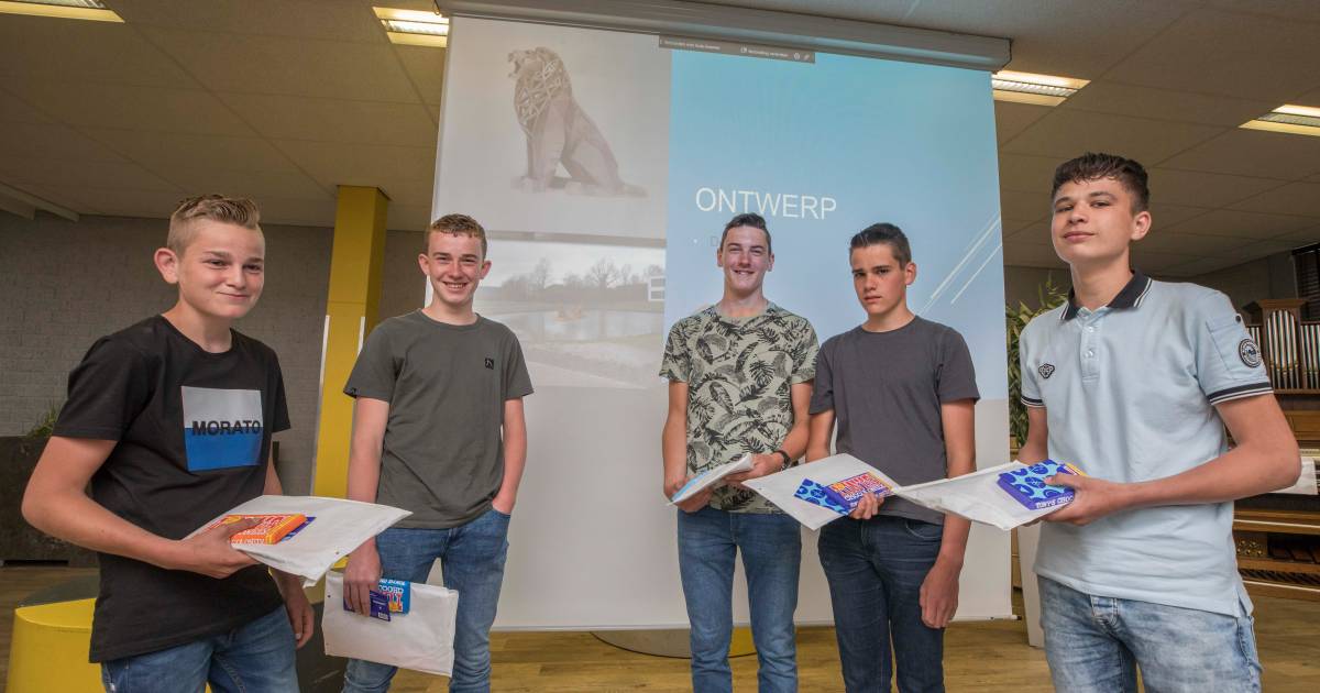 Scholieren Calvijn ontwerpen en onthullen Kruse fontein | Bevelanden | pzc.nl - Provinciale Zeeuwse 