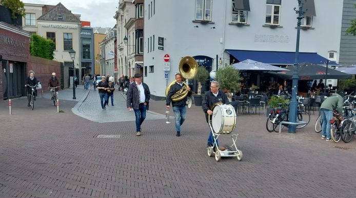 De muzikanten pakken de spullen, de mensen keren op de fiets huiswaarts. Breda Jazz Festival is ten einde.