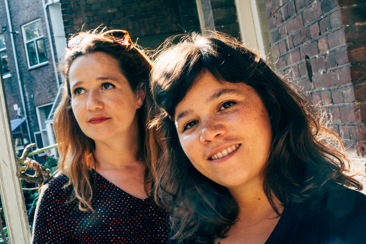 Documentairemakers Sarah Sylbing (rechts) en Ester Gould. Beeld TRBEELD