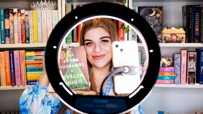 Jeugd massaal naar boekenwinkel door TikTok: ‘Ze verkopen als een tierelier’