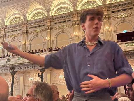 Muziekliefhebbers zetten klimaatactivist Concertgebouw uit na verstoren requiem