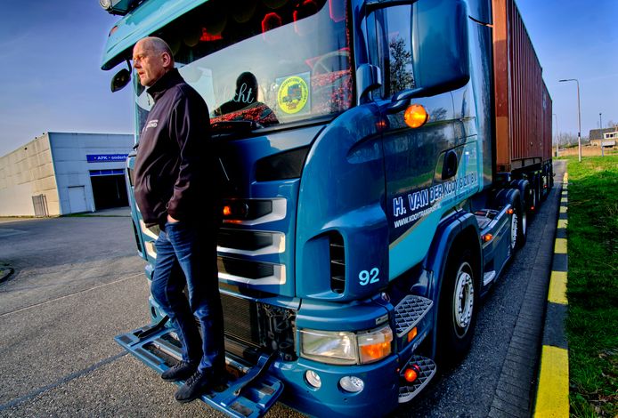 Vrachtwagenchauffeur Ben van Leeuwen heeft wel een vergunning voor zijn truck, maar niet  voor zijn betonmixer.