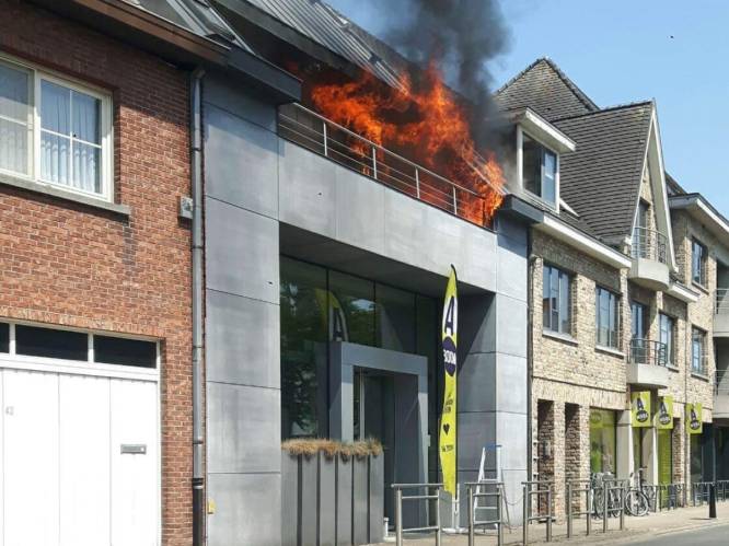 Zware uitslaande brand boven kledingwinkel A-mode, alle klanten geëvacueerd