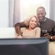 Oei! Vijftigplussers zaten afgelopen jaar gemiddeld 4,5 uur per dag voor de televisie