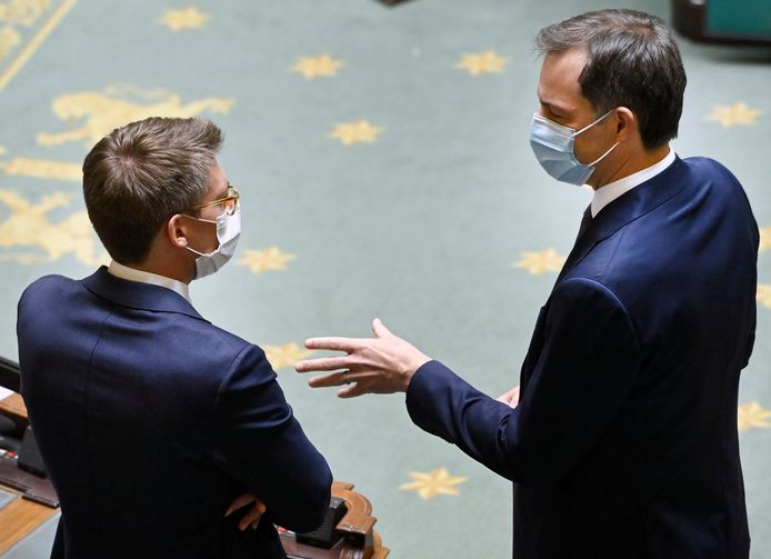 Le Premier ministre Alexander De Croo (Open VLD) discute avec son ministre de l'Economie et du Travail Pierre-Yves Dermagne (PS) à la Chambre.
