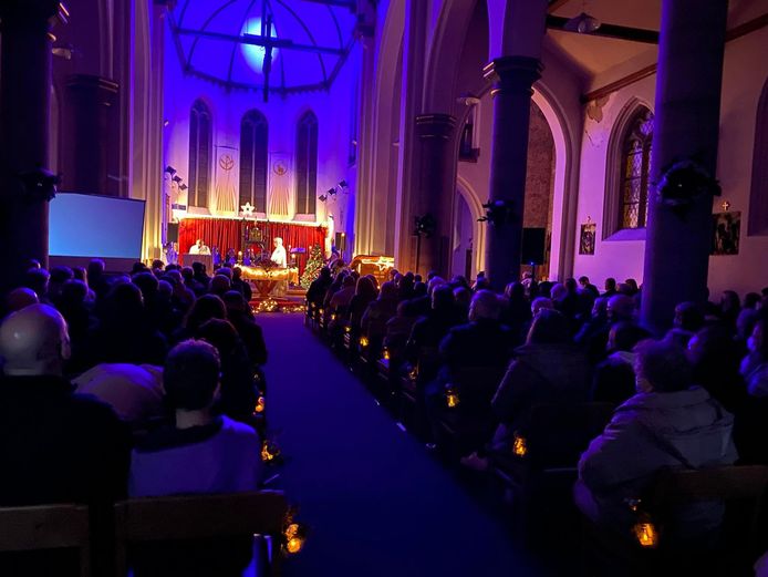 Eerste middernachtmis in 50 jaar is groot succes