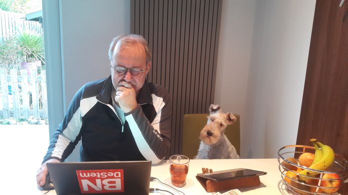 Bailey is het gewend om naast haar werkende baasje John Bas te zitten. John nam zijn hond tijdens weekenddiensten al mee naar de redactie waar de Foxterriër zich neervlijde naast de driftig tikkende verslaggever en columnist. Het geluid van het toetsenbord klinkt Bailey dus vertrouwd in de oren.