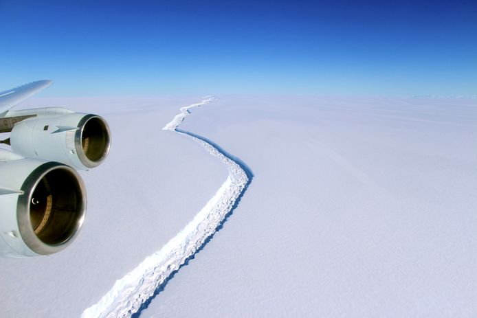 14 juli 2017: een gigantische breuk in de Larsen-ijsplaat, een groot ijsplateau op Antarctica. Een ijsberg van zo’n 5.800 vierkante kilometer kwam toen los.