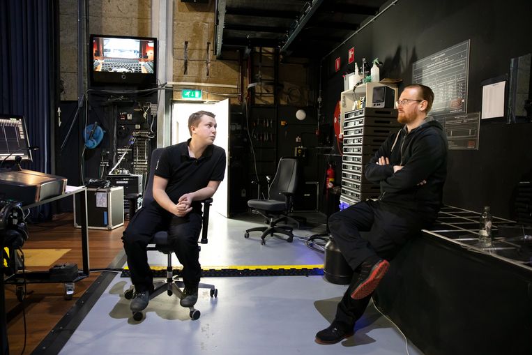 Jan Willem van Voorst (rechts) en Tom Biekman zijn een van de drie technici die theater Spant! in Bussum in vaste dienst heeft.  Beeld Judith Jockel