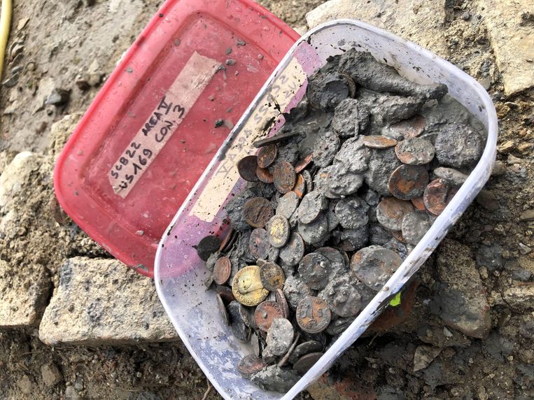 Tijdens de opgravingen werden ook offers en ongeveer 5.000 gouden, zilveren en bronzen munten aangetroffen. Beeld ANP / EPA